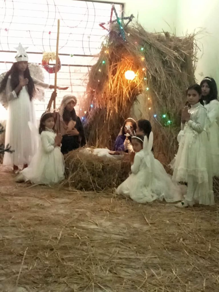 Krippe mit Jesus, Maria und Josef und mehreren Engeln