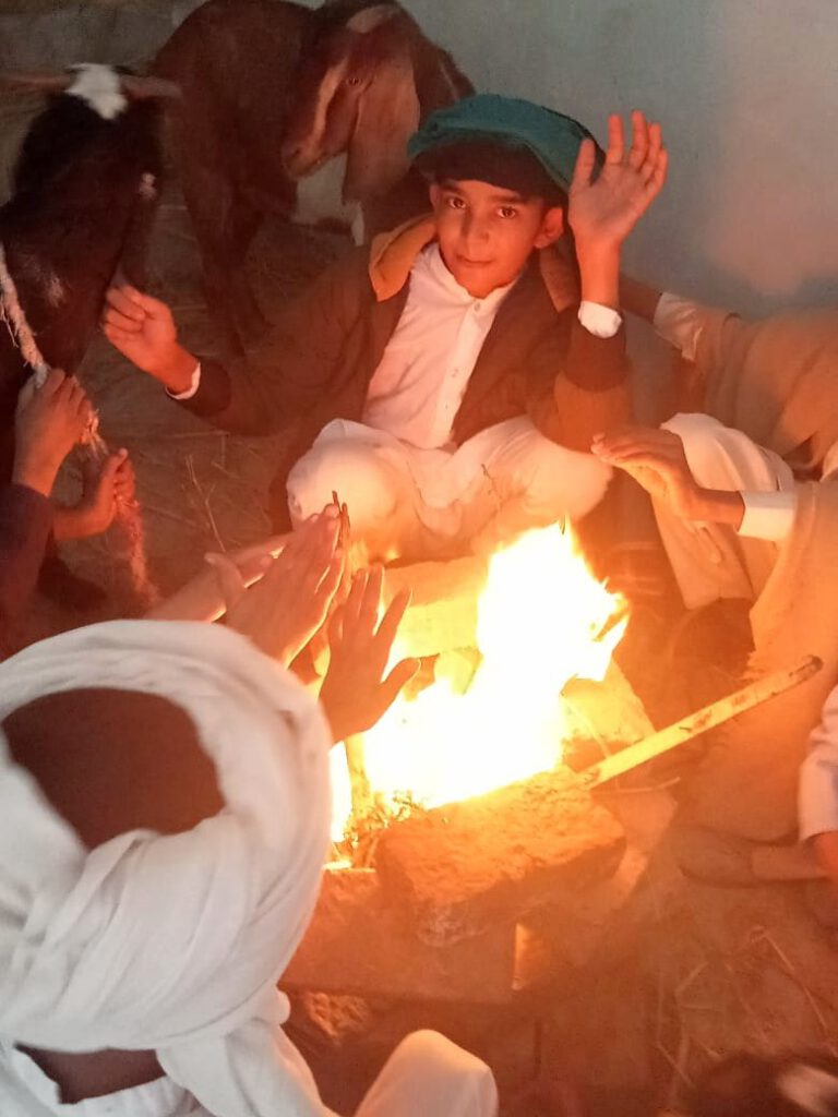 Hirten um ein Feuer versammelt