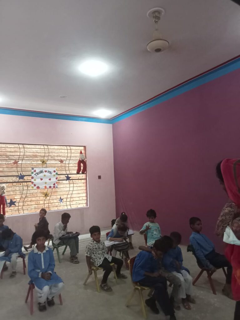 Gruppe von Schülerinnen und Schülern in einem neuen Klassenzimmer.
